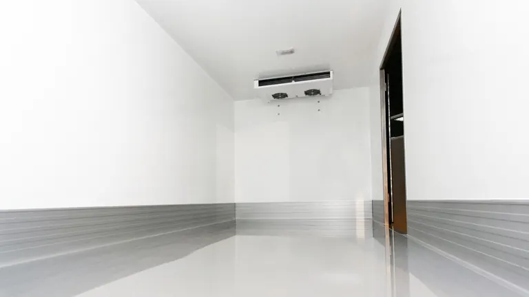 Intérieur d’une caisse isotherme réfrigérée