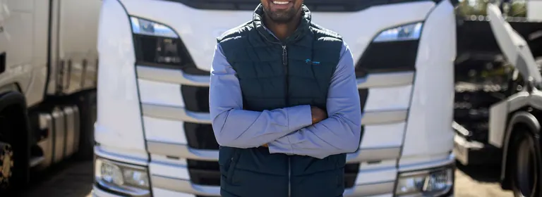 Un chauffeur Trans Adequat devant son camion frigorifique